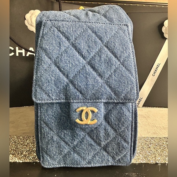 CHANEL 25 Small Handbag (26P) Washed Denim and Gold Tone Metal - Picture 6 of 17